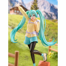 Load image into Gallery viewer, Piapro Figure Hatsune Miku Holiday Memories -Mountain Climbing- Banpresto
