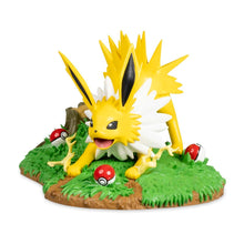 Load image into Gallery viewer, Pokemon Figure Skillful Strategy with Jolteon  Pokemon Center Evolving Personalities
