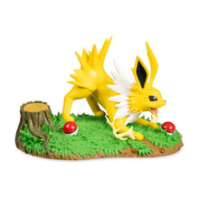 Load image into Gallery viewer, Pokemon Figure Skillful Strategy with Jolteon  Pokemon Center Evolving Personalities
