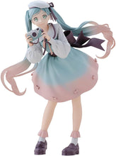 Load image into Gallery viewer, Holiday Memories Camera Hatsune Miku Prize Figure BANPRESTO
